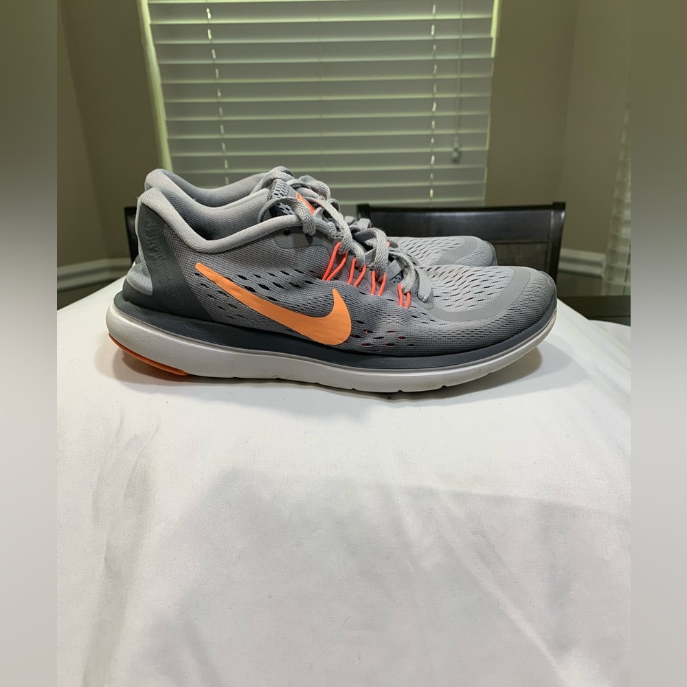 Nike Women's Flex 2017 RN Size 6